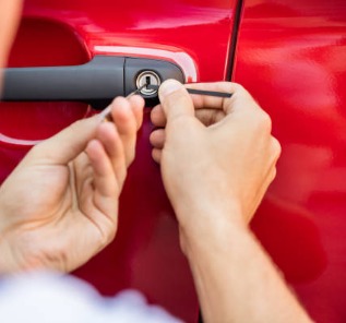 Professional non-destructive car lockout service
